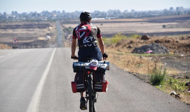 Depremde hayatını kaybeden sporcular anısına Antalya'dan Şanlıurfa'ya pedal çevirdi