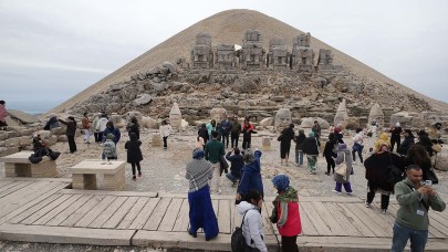 Dünya mirası Nemrut Dağı'nı bayramda 6 bin kişi ziyaret etti
