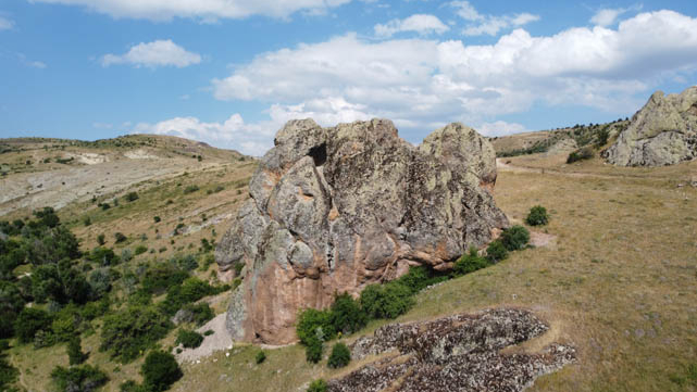 Yozgat’ta efsanelere konu olan Gelin Kayası göz kamaştırıyor