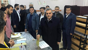 Beyazgül, 2002 Vakıflar İlkokulunda oy kullandı