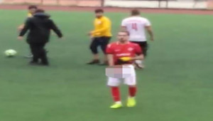 Futbolcu taraftara cinsel organını gösterdi