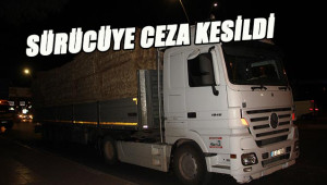 Üst geçide takıldı; balyalar yola saçıldı