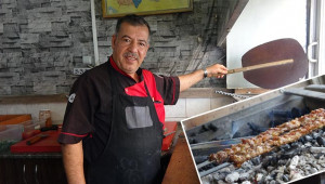 Acılı kebabı, acıklı türküler ile yapıyor