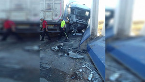 Bariyere çarpan kamyonun sürücüsü öldü