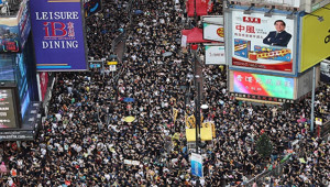 Hong Kong'da Binlerce Kişi Sokaklarda