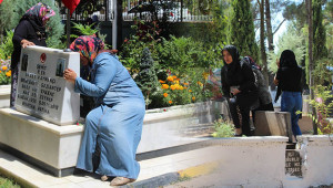 Arefe günü mezarlıklara akın ettiler