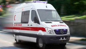 Otomobil duvara çarptı: 2 yaralı