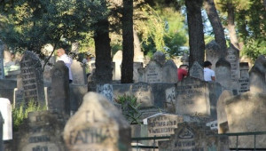 Vatandaşlar Mezarlığa Akın Etti