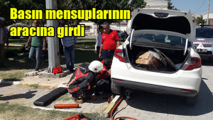 Arabaya sıkışan kediyi itfaiye ekipleri çıkardı