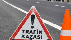 Otomobil traktörle çarpıştı: 5 yaralı