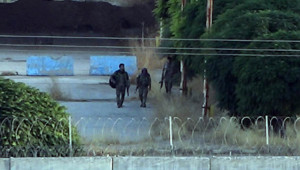 YPG’li teröristler sınırda görüldü