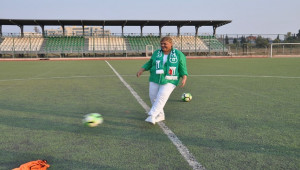 Futbola kadın eli değdi