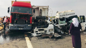 Tır park halindeki tıra çarptı: 2 yaralı