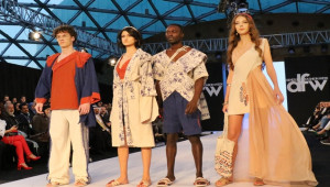 Fashion Week'te ünlü mankenler podyuma çıktı