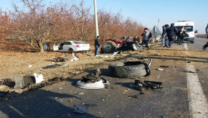 Otomobille traktör kafa kafaya çarpıştı; 1’i ağır 2 yaralı