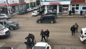 Cadde ortasında sopalarla birbirlerine saldırdılar