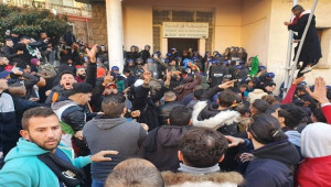 Cezayir’de seçmenler pusulaları yırttı