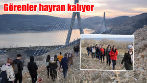 Kartpostallık manzarada doğa yürüyüşü