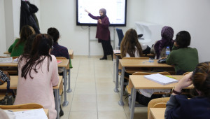 Öğrenciler ücretsiz kursta sınavlara hazırlanıyor