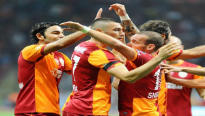 Sneijder, jübilesine Selçuk ve Burak'ı çağırdı