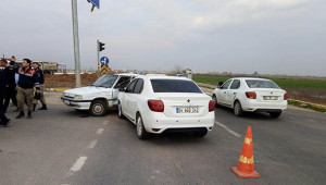 İki otomobil çarpıştı çarpıştı: 3 yaralı