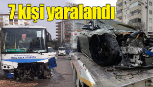 Lüks otomobil ile halk otobüsü çarpıştı: 1 ölü