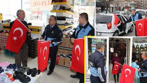 Esnaf ve vatandaşa bayrak dağıtıldı