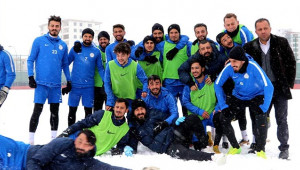 Karaköprü Belediyespor karlı havada hazırlıklarını sürdürüyor