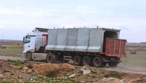 Sınır hattındaki karakollara beton blok sevkıyatı