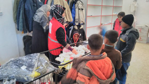 Sınıra yardımlar sürüyor