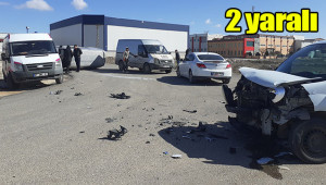 Ticari araç ile minibüs çarpıştı