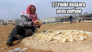 Çöpten topladığı ekmeklerle kuşları besliyor