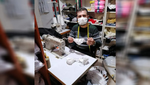 Fırsatçılara inat maskeleri ücretsiz dağıttı