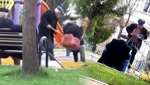 Yaşlıların, çocuk oyun alanında salıncak keyfi