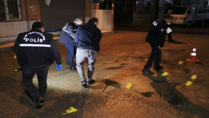 Sokak ortasında silahlı saldırı; 2 yaralı