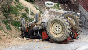 Traktörün altında kalan çocuk hayatını kaybetti