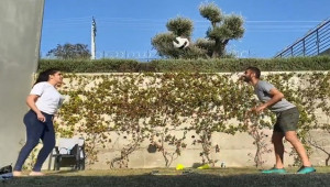 Ünlü futbolcu, eşiyle bahçede şov yaptı
