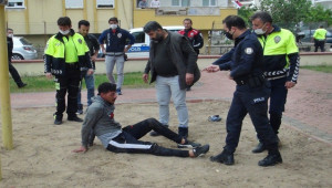 Bebeğini kaçırıp boğazına bıçak dayadı, vurularak yakalandı