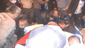 Otomobil elektrik direğine çarptı; 1 ölü, 1 yaralı
