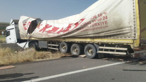 Şanlıurfa'da yüklü tır bariyerlere çarptı; 1 yaralı