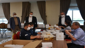 Üyelerine maske ve dezenfektan dağıttı