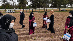 Tarlada çalışan anneler unutulmadı
