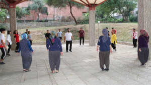 Yöresel kıyafetleriyle  spor yapıyorlar