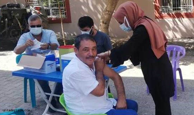 Köylüler çevresindekileri aşıya teşvik ediyor