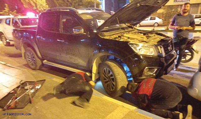Arabanın motoruna giren kediyi itfaiye kurtardı!