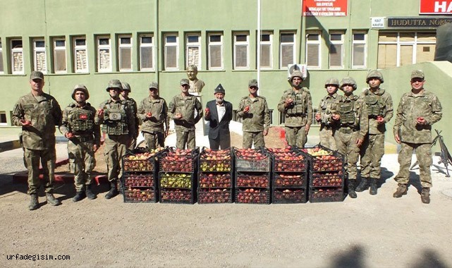 'Elmacı Dede' askere elma gönderdi!