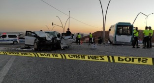 Yolcu otobüsü otomobille çarpıştı! 1 ölü, 10 yaralı
