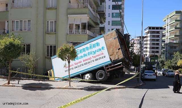 Şanlıurfa'da freni boşalan kamyon apartmana çarptı!