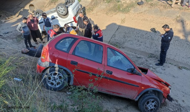 Çarpışan otomobiller sulama kanalına düştü; 3 yaralı