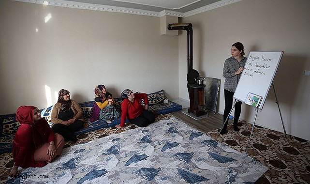 Kapı kapı gezerek kadınlara okuma yazma öğretiyor